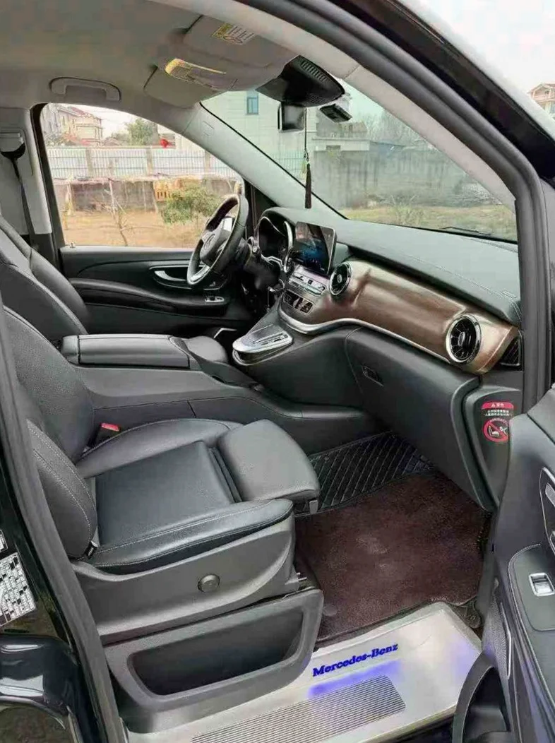 奔驰V 后面外观二