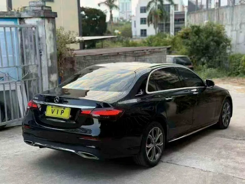 奔驰E 后面外观三