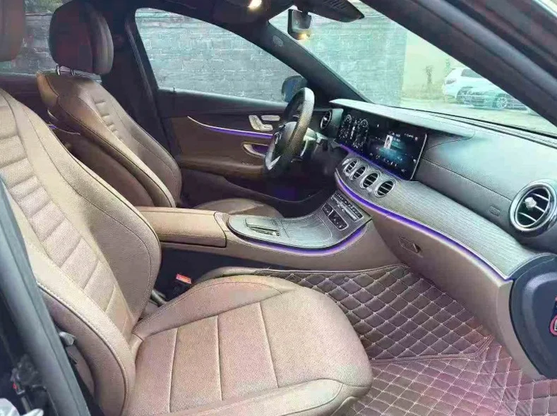 奔驰E 内饰后排