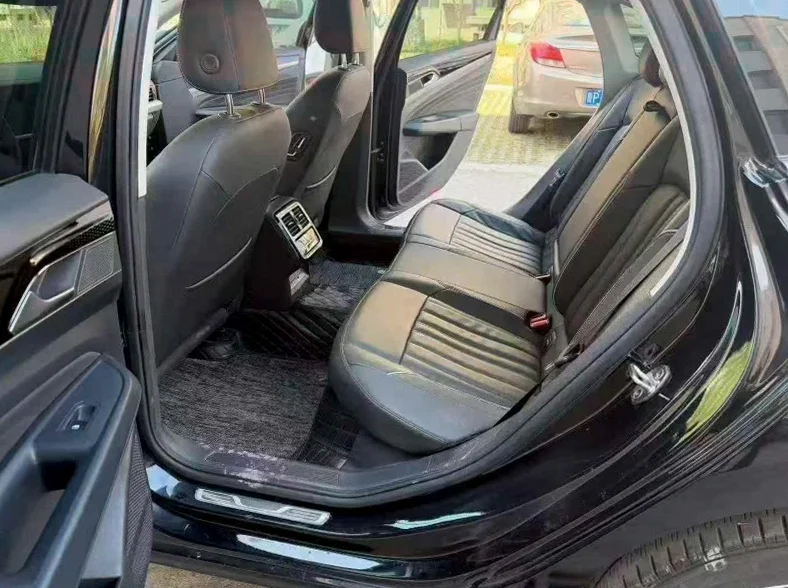 大众帕萨特 内饰后排