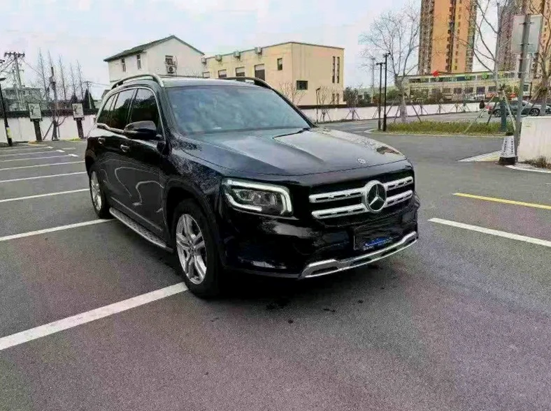 奔驰GLB 正面外观二