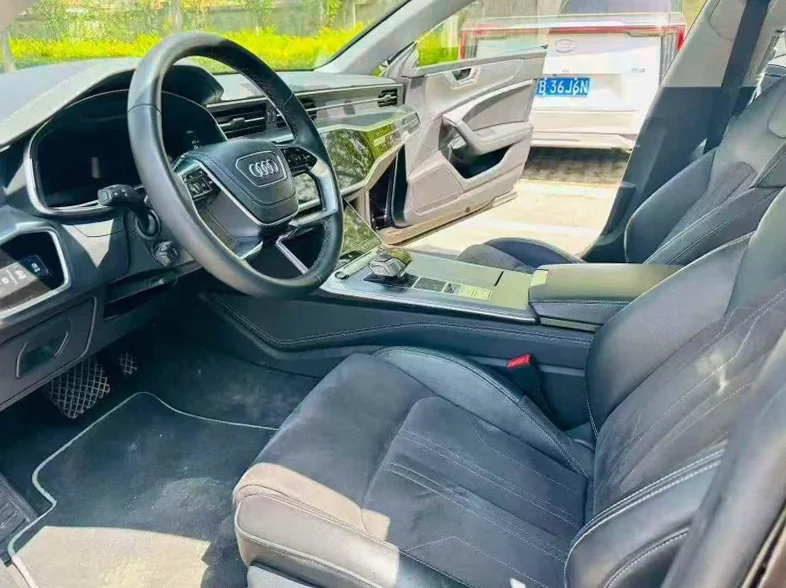 奥迪A7L 内饰前排