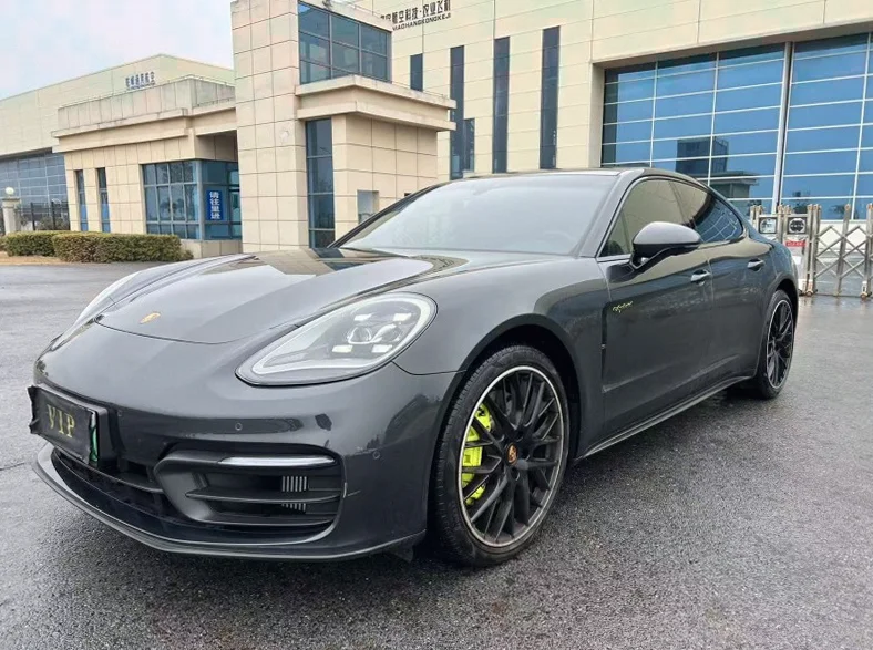 保时捷帕拉梅拉 正面外观三