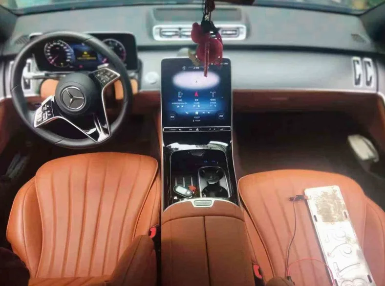 奔驰S 后面外观一