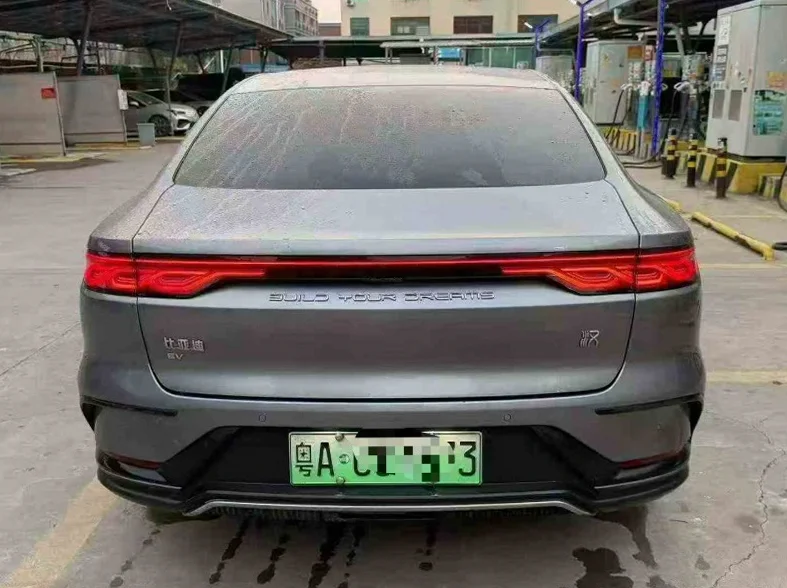 比亚迪汉 驾驶室