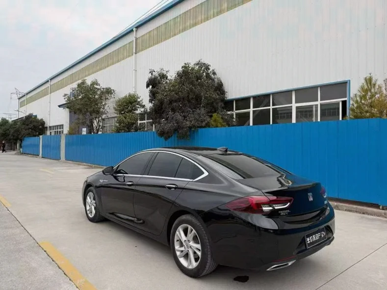 别克君威 内饰后排