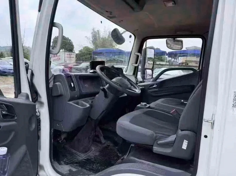 江铃金琥EV 后面外观一