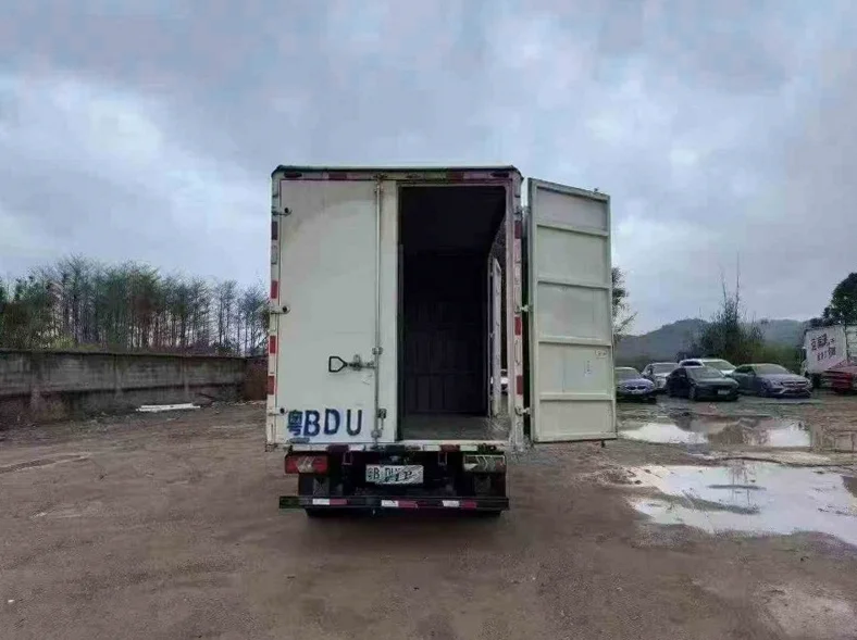 江铃金琥EV 内饰前排