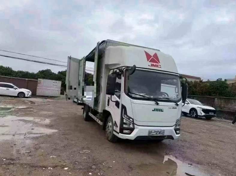 江铃金琥EV 后面外观二