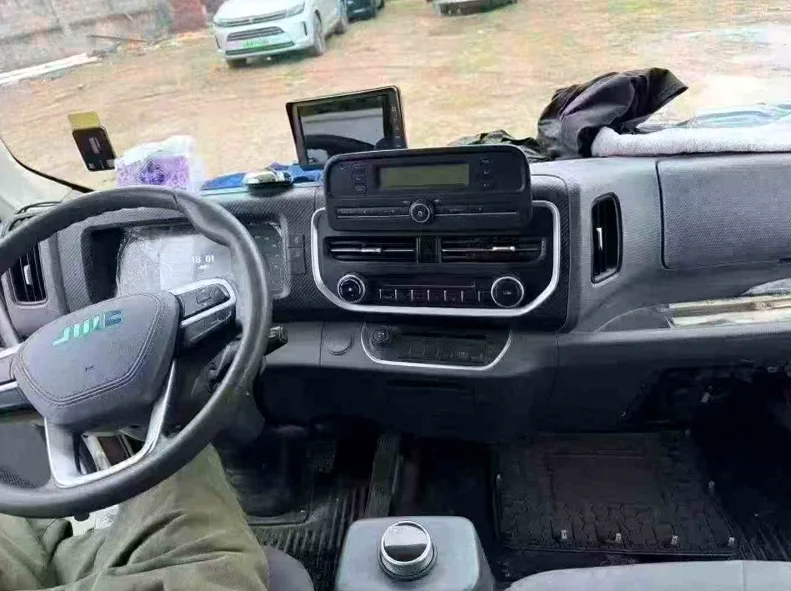 江铃金琥EV 正面外观三