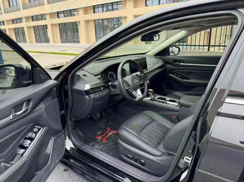 日产天籁 后面外观一