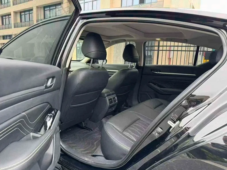 日产天籁 后面外观三