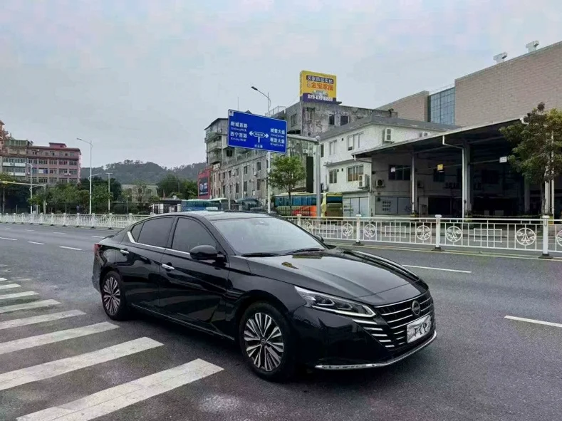 日产天籁 正面外观二