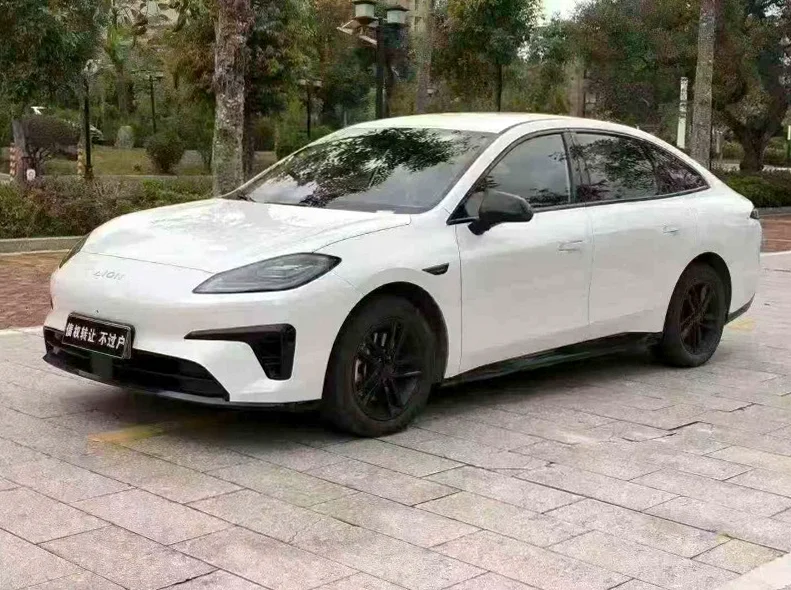 传祺埃安RT 正面外观三