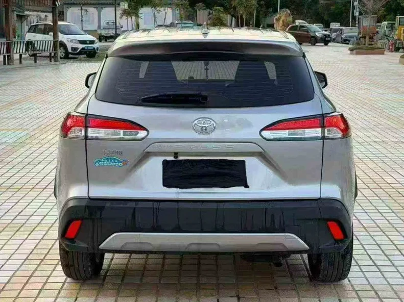 丰田锐放 内饰后排