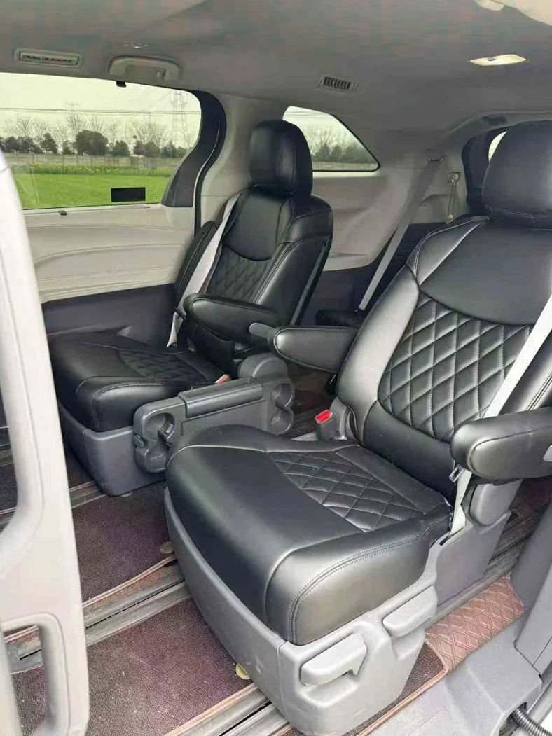 丰田塞纳 内饰前排