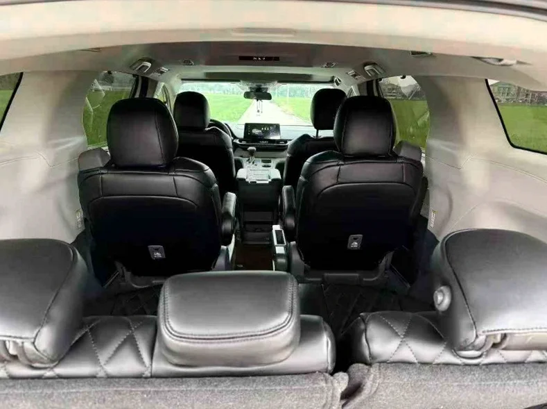 丰田塞纳 后面外观一