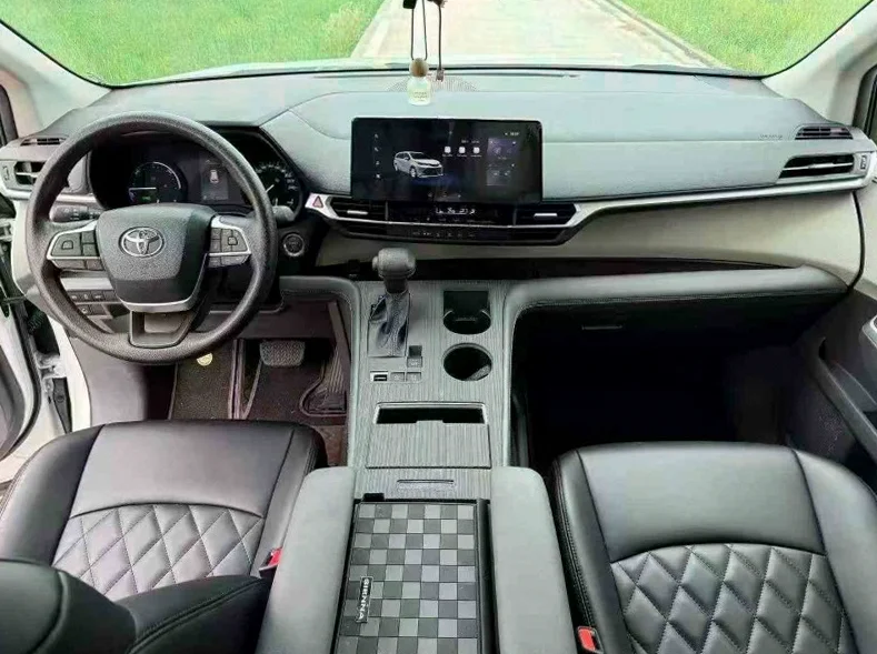 丰田塞纳 后面外观二