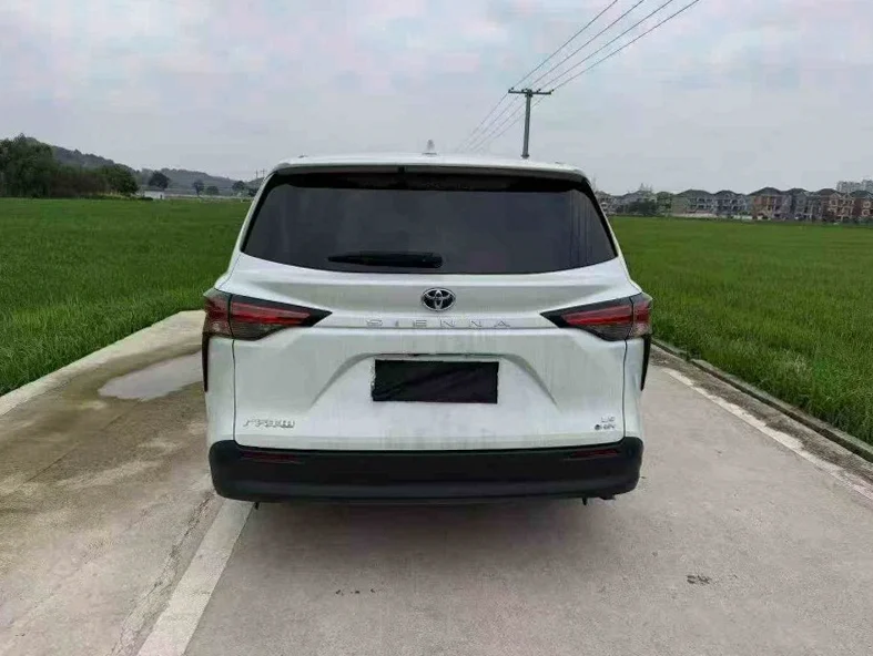 丰田塞纳 后面外观三