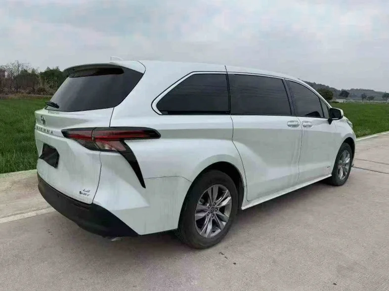 丰田塞纳 驾驶室