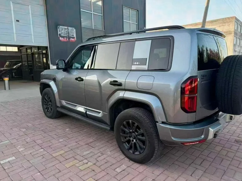 比亚迪方程豹 内饰前排