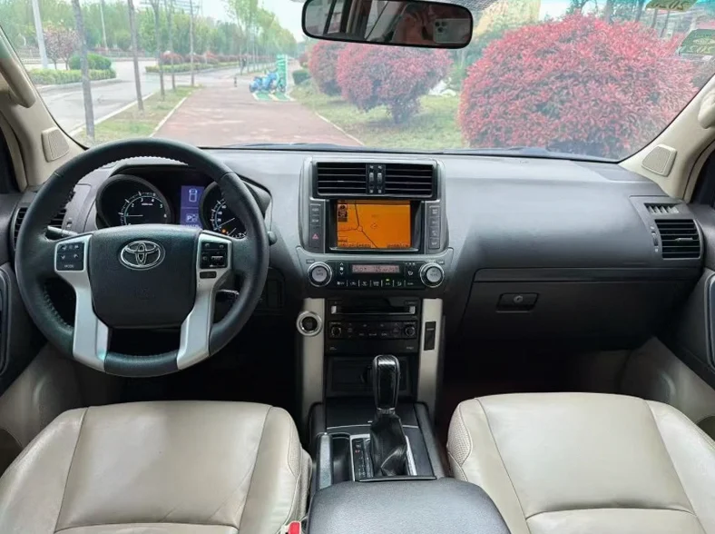 丰田普拉多 后面外观一