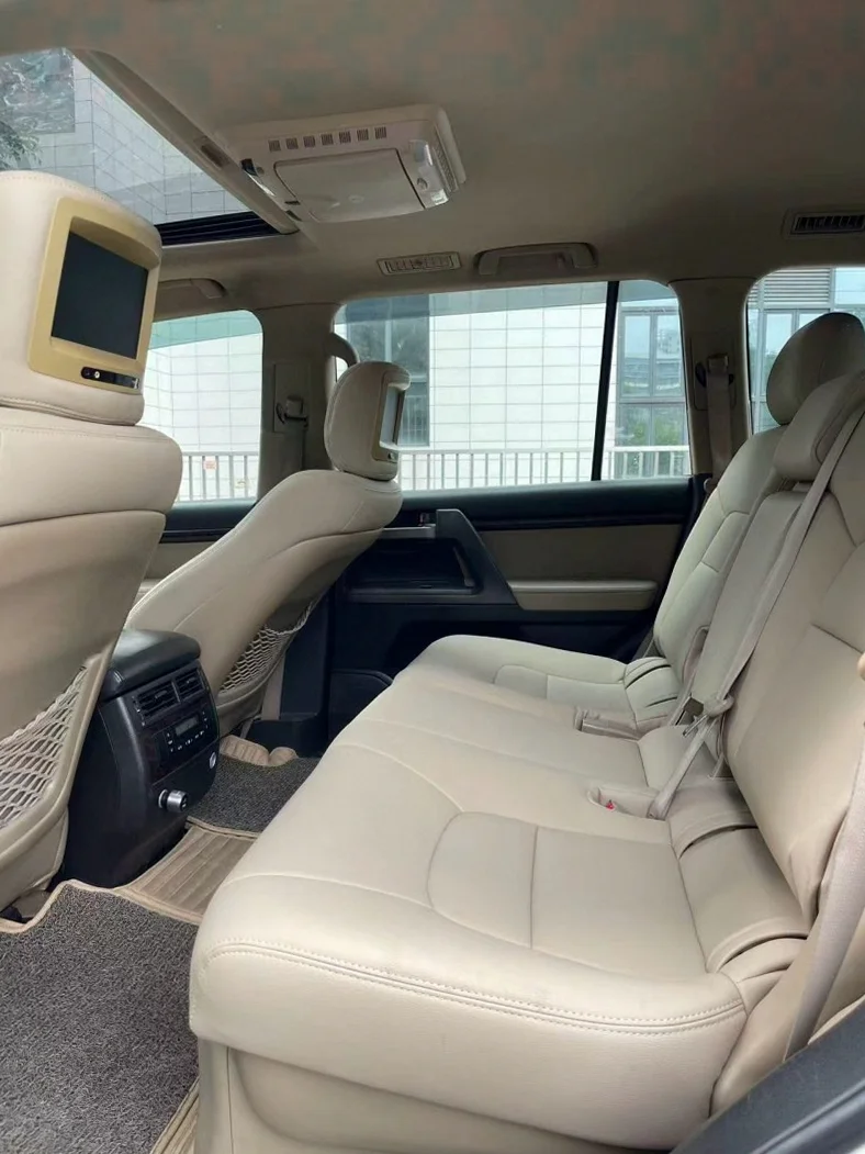 丰田兰德酷路泽 驾驶室