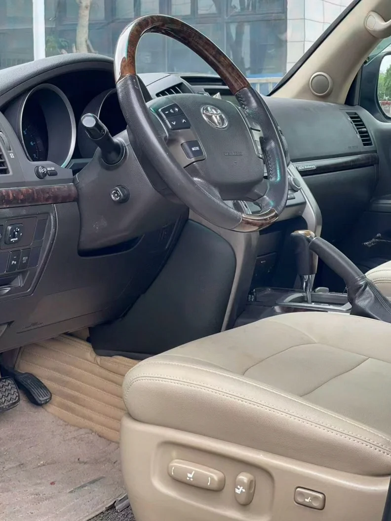 丰田兰德酷路泽 内饰前排