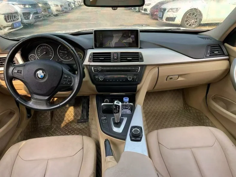 宝马3系 后面外观一