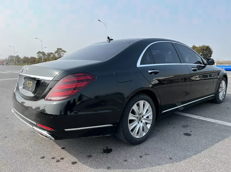 奔驰S 后面外观一