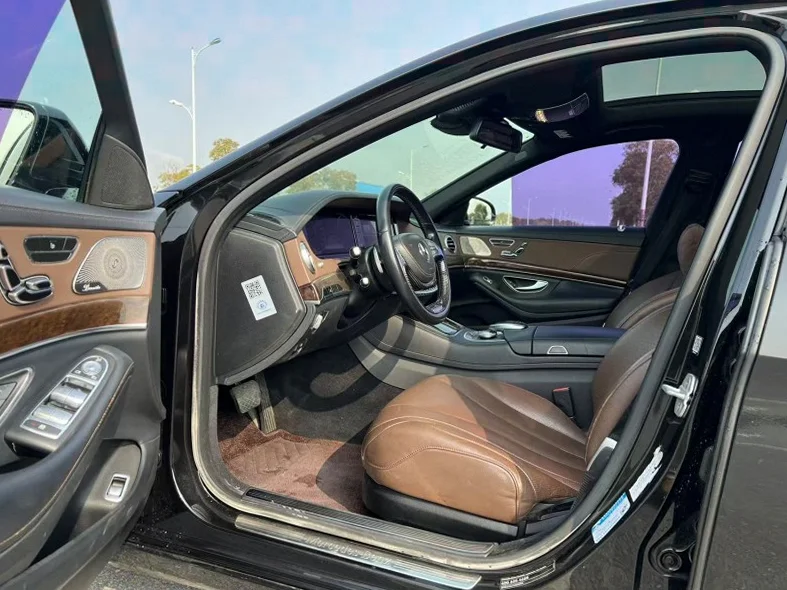 奔驰S 后面外观二