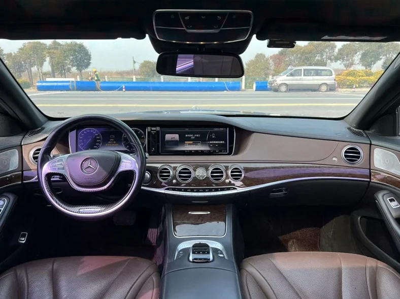 奔驰S 后面外观三