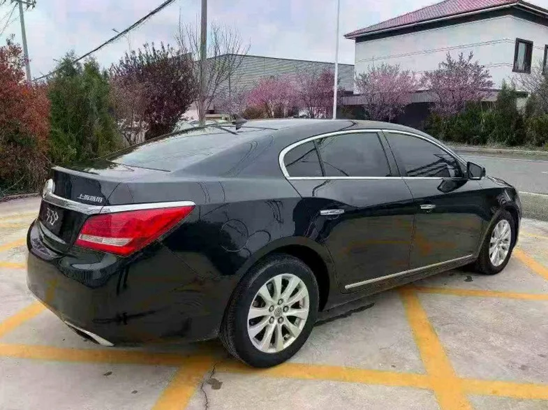 别克君越 驾驶室