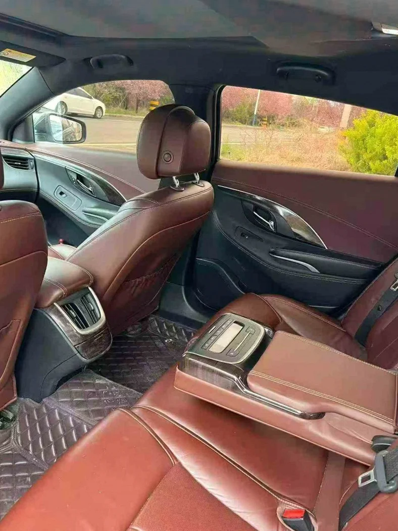 别克君越 后面外观一