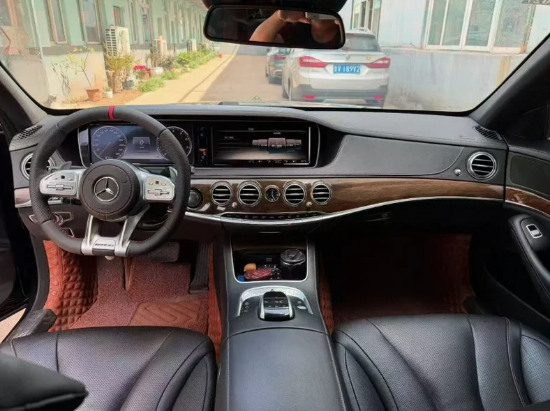 奔驰S 后面外观二