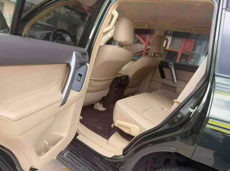 丰田普拉多 后面外观一