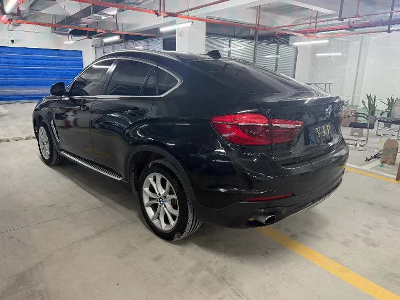 宝马X6 内饰后排