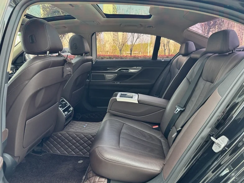 宝马7系 后面外观三