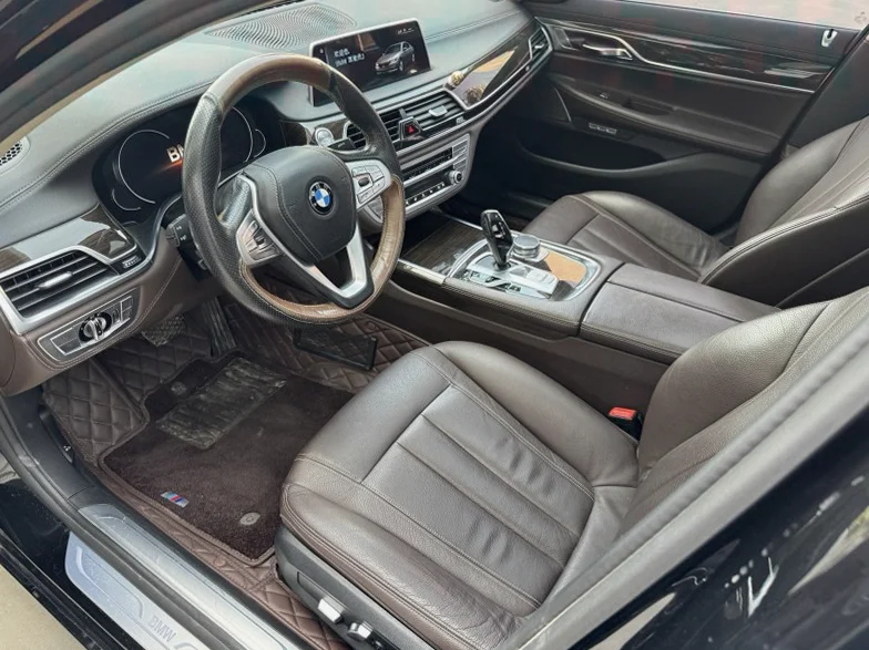 宝马7系 驾驶室