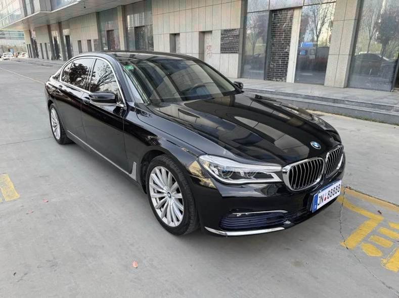 宝马7系 后面外观一