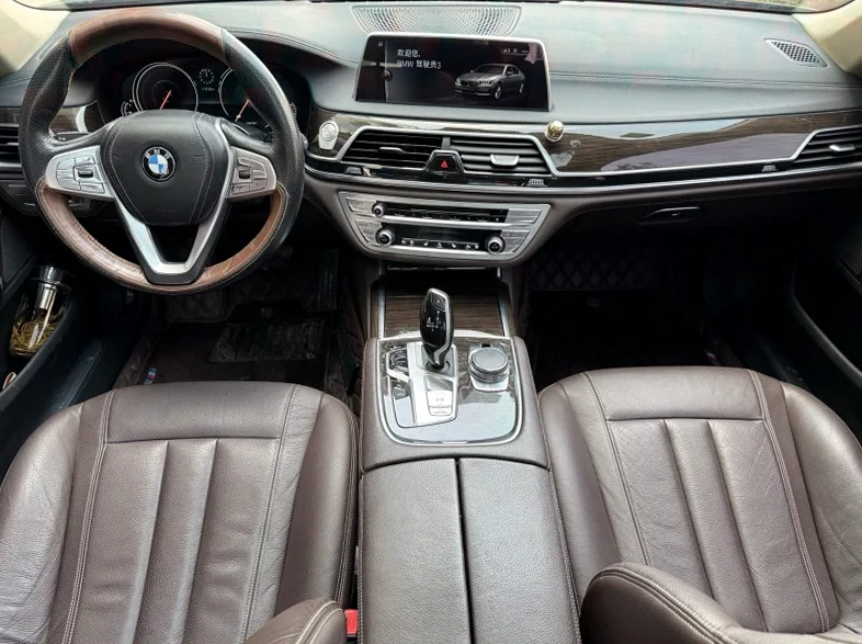 宝马7系 后面外观二