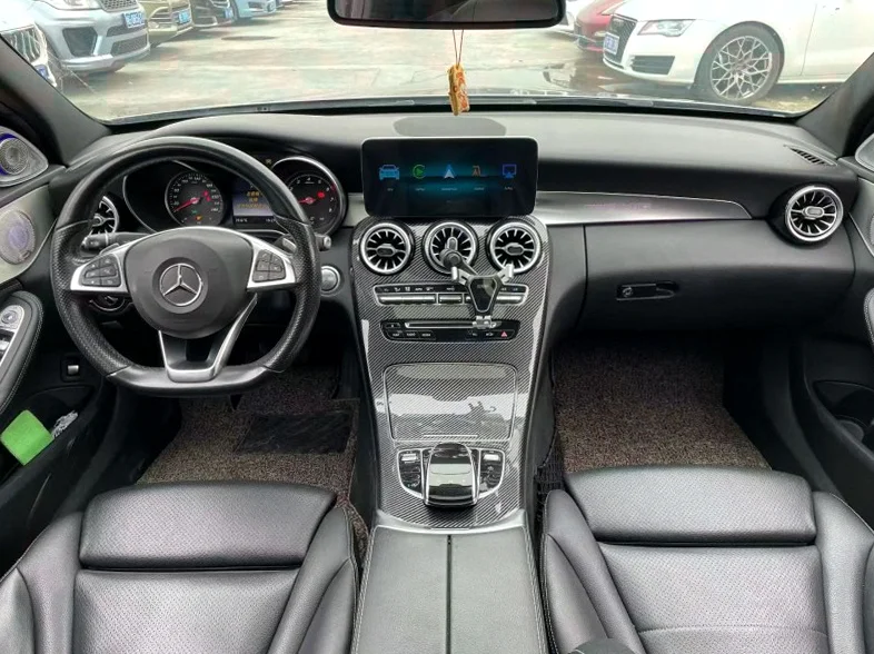 奔驰C 后面外观一