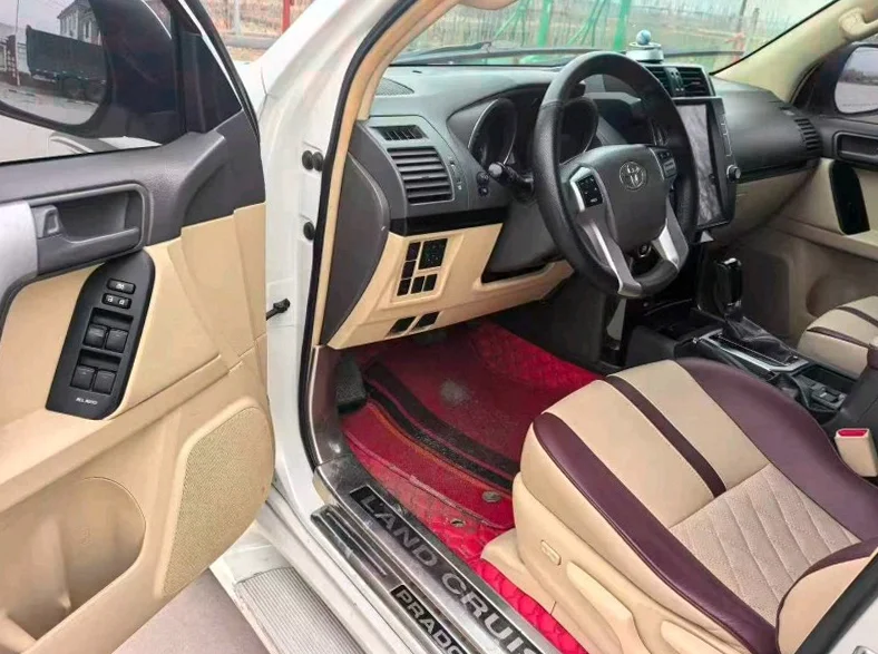 丰田普拉多 内饰前排