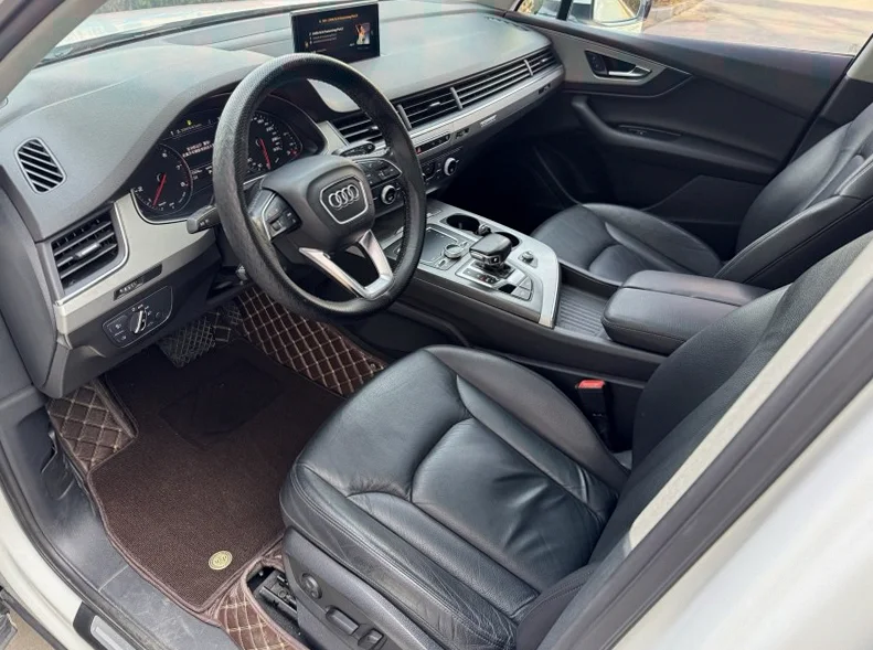 奥迪Q7 内饰前排