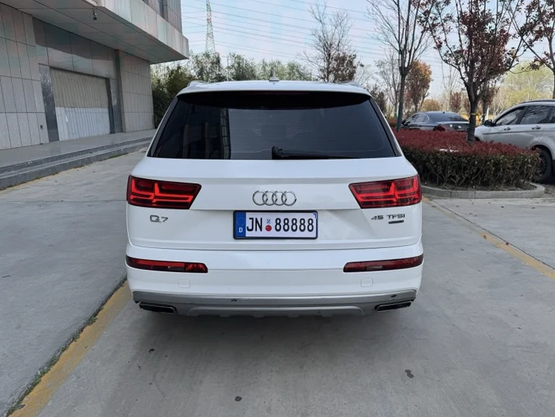 奥迪Q7 正面外观三