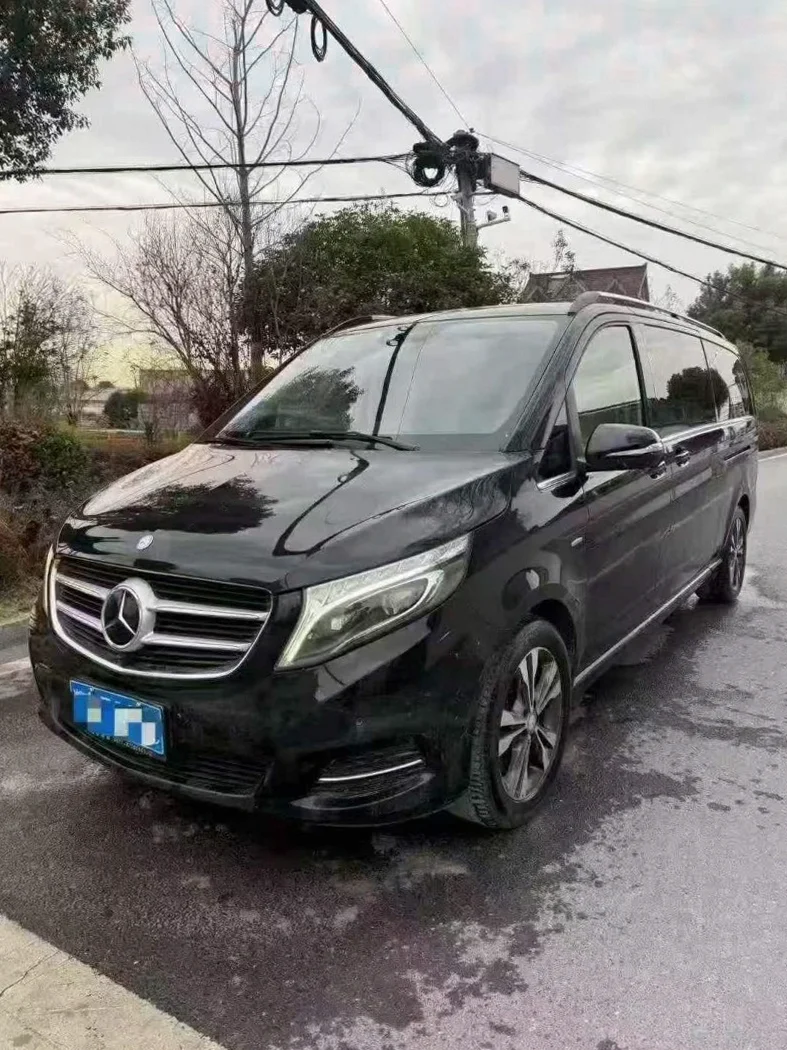 奔驰V 正面外观二