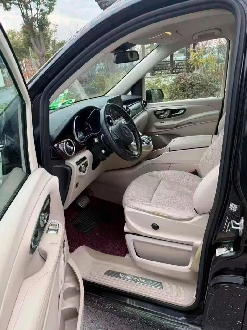 奔驰V 后面外观二