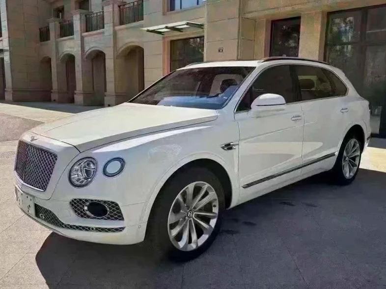 宾利添越 正面外观三