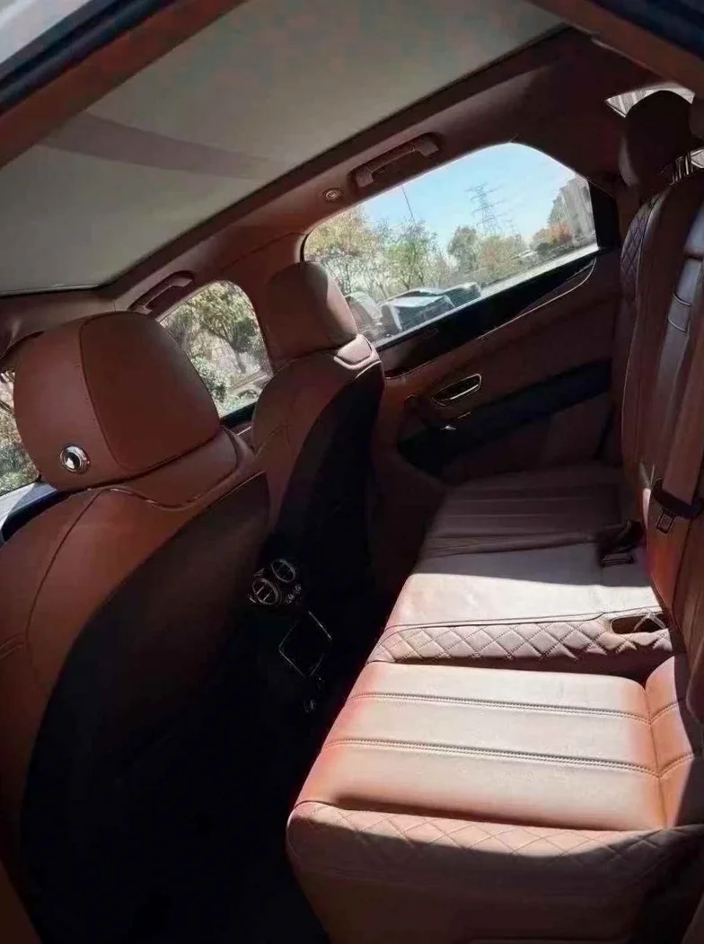 宾利添越 内饰前排