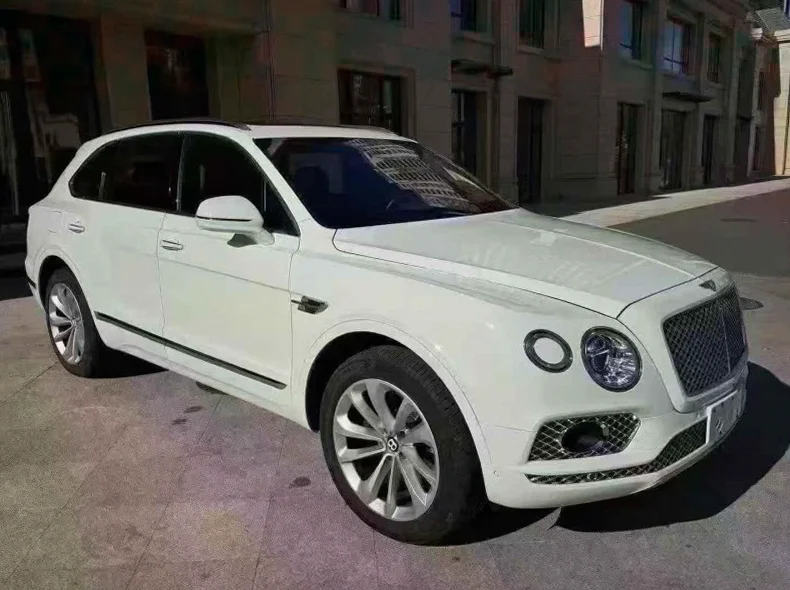 宾利添越 正面外观二